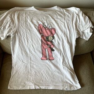 Kaws x Uniqlo T-shirt size Large